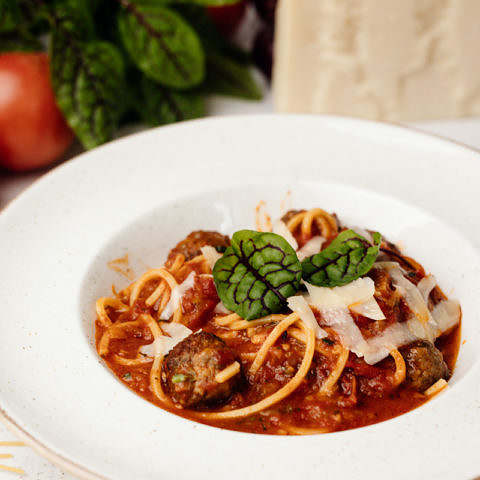 SPAGHETTI Z PULPETAMI WOŁOWO- WIEPRZOWYMI